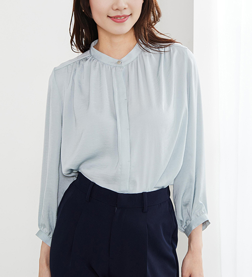 〈C/S〉サテン素材ギャザーデザインブラウス